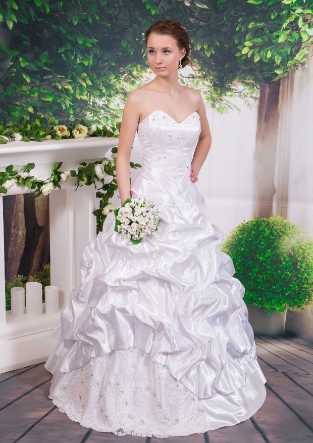 Свадебное платье  лиф гипюр с вырезом 2ая драпировка королевский атлас 1