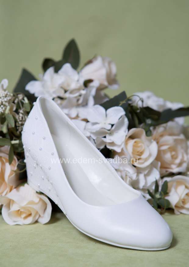 Аксессуар для невесты VINA VESTINA Туфли свадебные на невысокой платформе F235-Q71 белые с декором 1