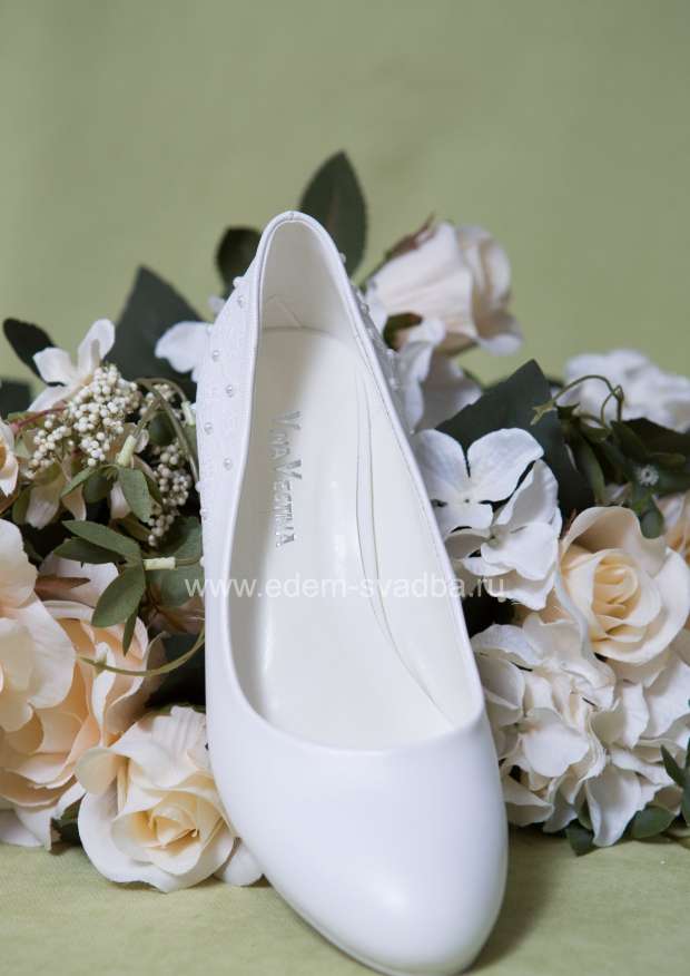 Аксессуар для невесты VINA VESTINA Туфли свадебные на невысокой платформе F235-Q71 белые с декором 2