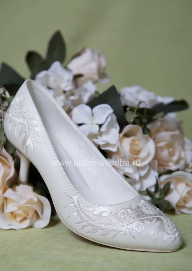 Аксессуар для невесты LOUISA PEERESS Туфли свадебные на низком каблуке 756-217 бежевые 1