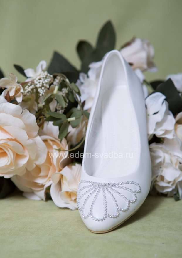 Аксессуар для невесты LOUISA PEERESS Свадебные туфли-лодочки на низком каблуке 756-695 белые 2